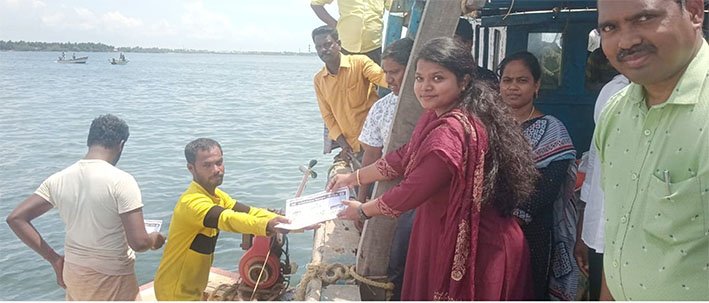 வாக்களிப்பின் அவசியம் குறித்து மீன்பிடி துறைமுகத்தில் துண்டு பிரசுரம் வழங்கிய கலெக்டர்….