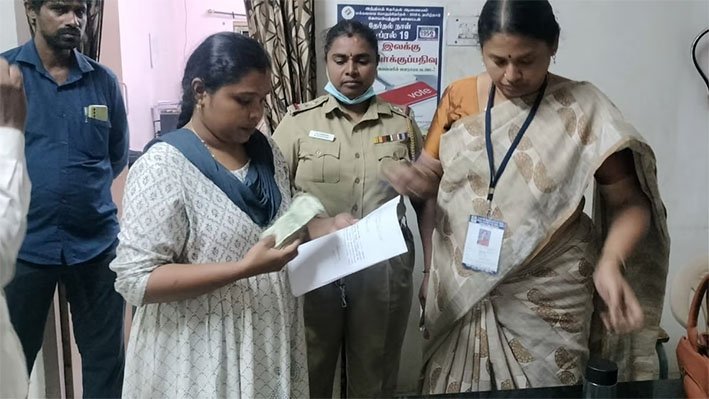 ஓட்டுக்கு  ரூ.1000…. கோவை பாஜக தாராளம்……பட்டுவாடா செய்த பாஜ நிர்வாகி  சிக்கினார்