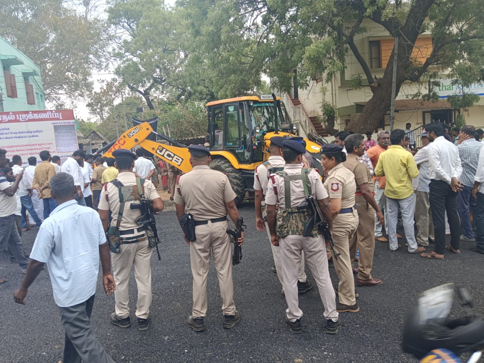 குடிநீர் பிரச்னை தீர்க்க மேயர் வரக்கூடாது…..  திருச்சி பாஜக திடீர்  போராட்டம்