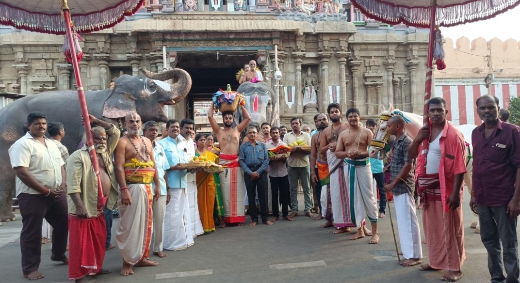 ஸ்ரீவில்லிபுத்தூர் ஆண்டாள் கோவிலிருந்து, ஸ்ரீரங்கம் நம்பெருமாளுக்கு வஸ்திர மரியாதை