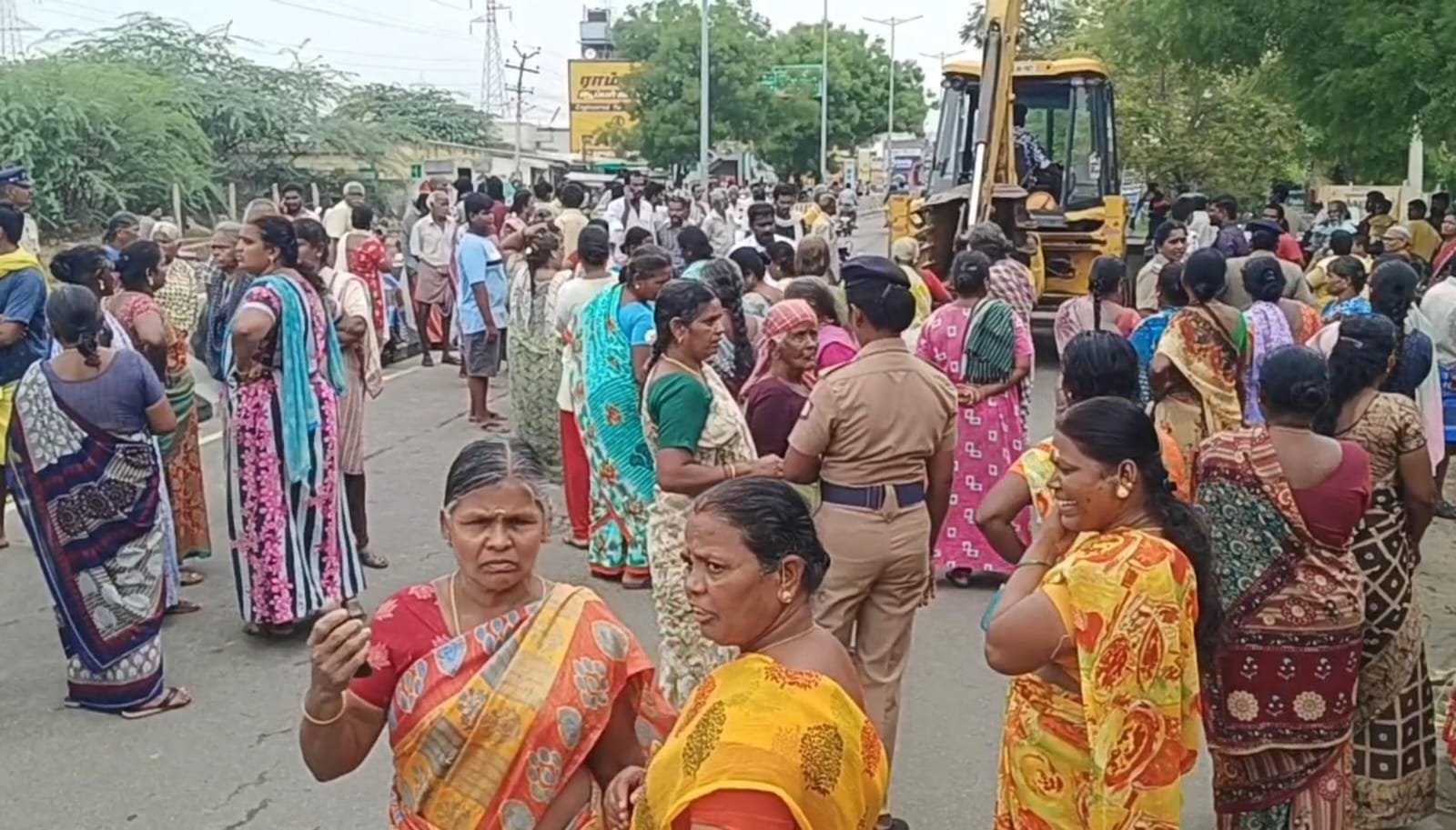 கரூர்…  மழை நீரை வெளியேற்ற கோரி பொதுமக்கள் சாலை மறியல்