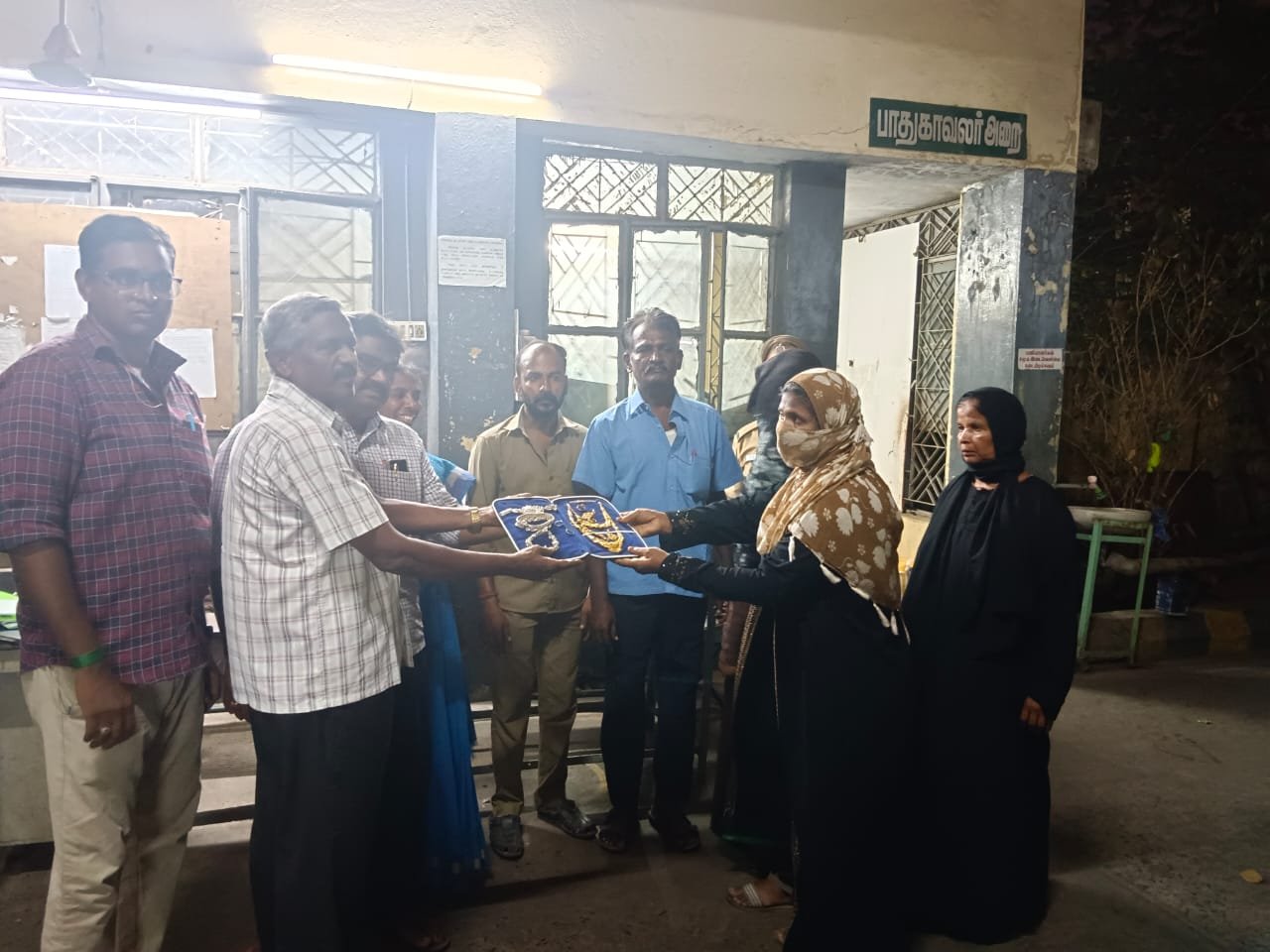 பஸ்சில்  தவறவிடப்பட்ட நகை….உரியவர்களிடம் ஓப்படைக்க “திருச்சி போலீஸ்  பிகு”