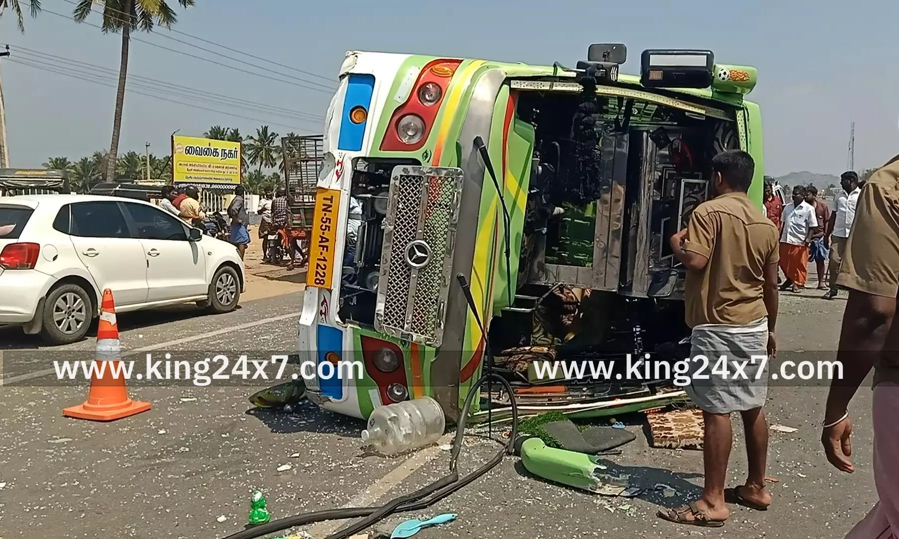 ரூ.666 கோடி நகைகளுடன் நடு ரோட்டில் கவிழ்ந்த வேன்….ஈரோடு அருகே பரபரப்பு