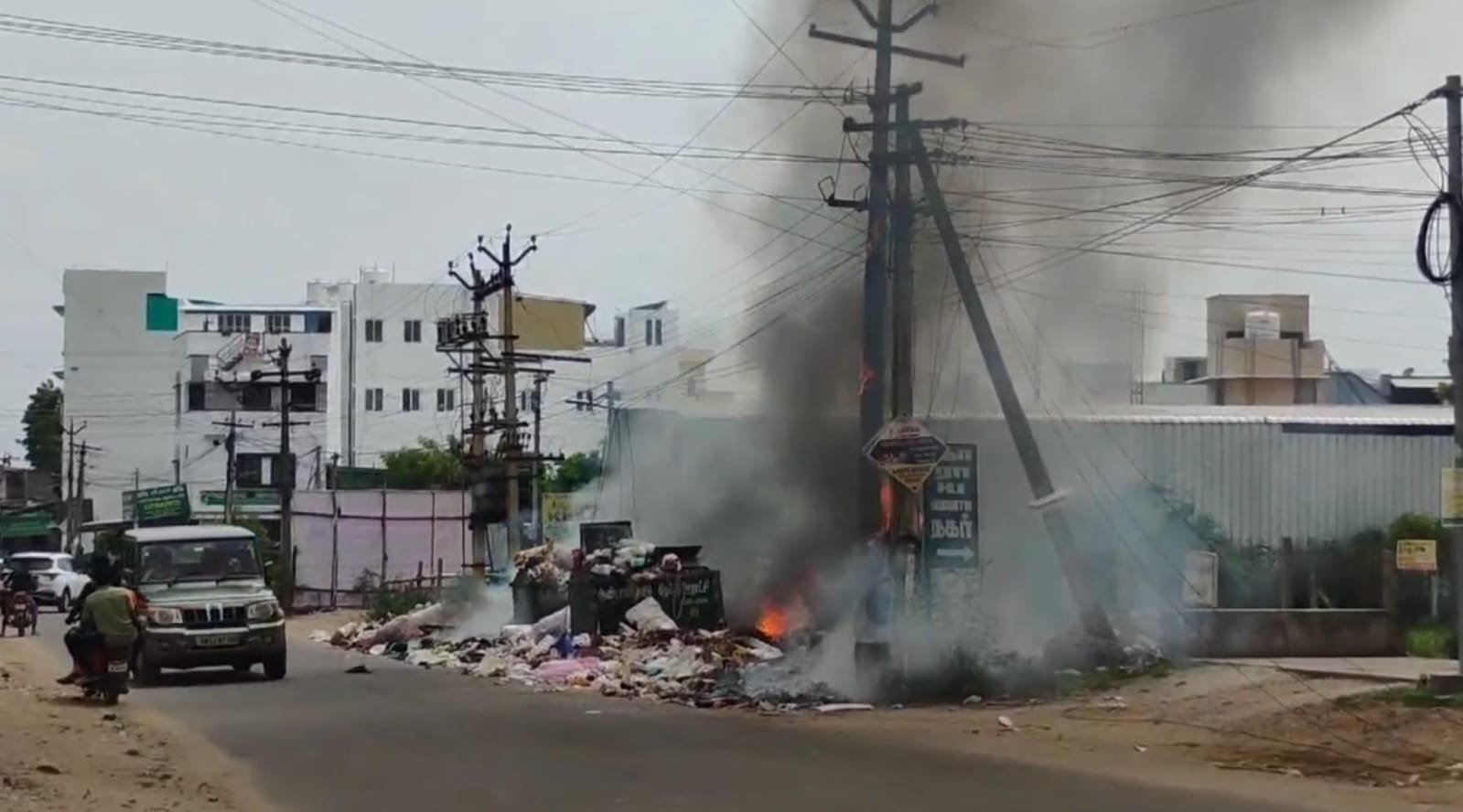 மின் கம்பத்தில் திடீர் தீ… கரூரில் பரபரப்பு…