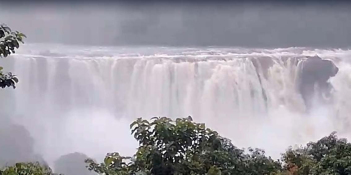 வால்பாறை…  நீர்வீழ்ச்சியில் வெள்ளம் …. சுற்றுலா பயணிகளுக்கு தடை