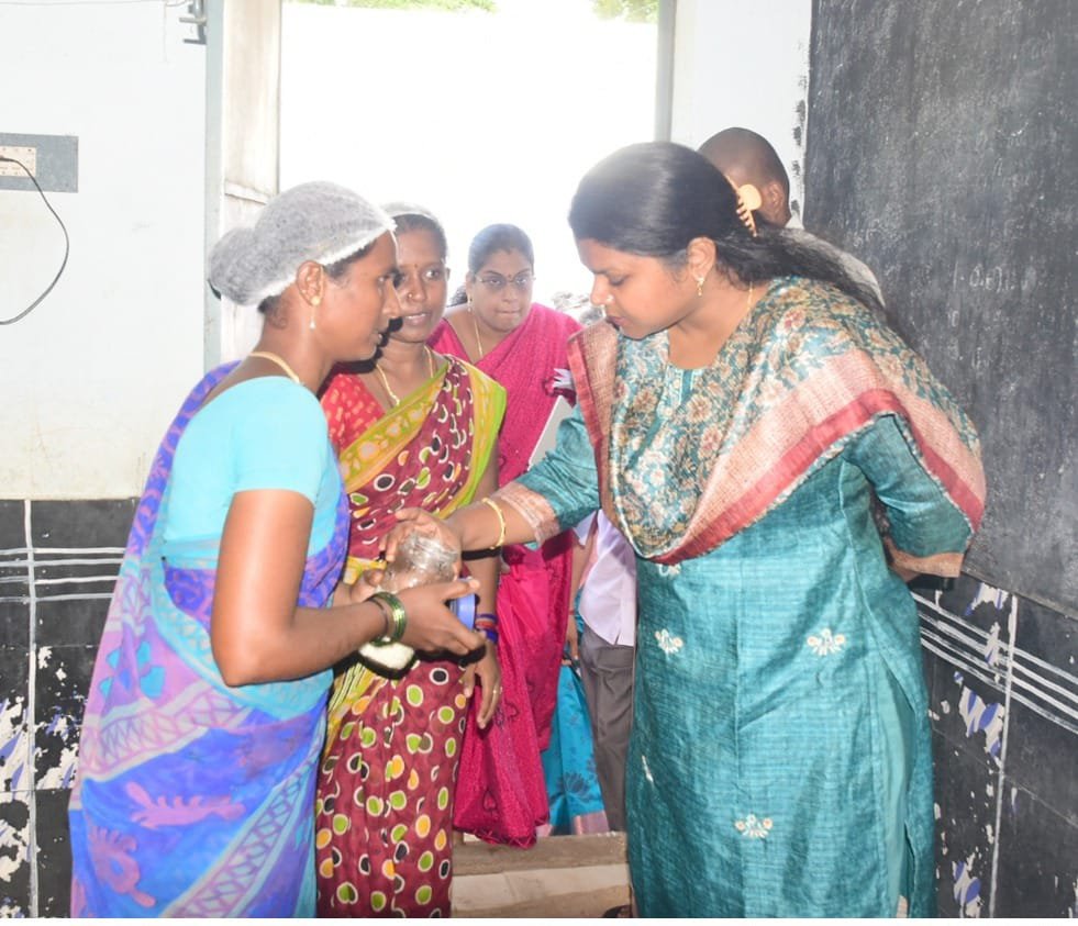 மாணவர்களுக்கான காலை உணவு…….புதுகை கலெக்டர் திடீர் ஆய்வு