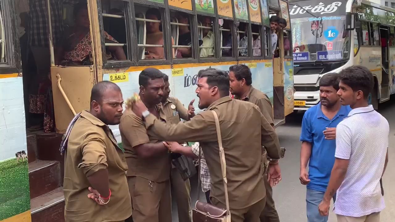 கோவை….. தனியார், அரசு டிரைவர்கள் நடு ரோட்டில் மோதல்… போக்குவரத்து பாதிப்பு