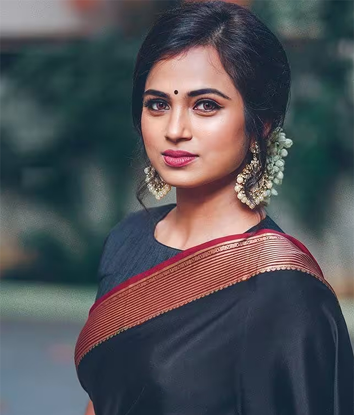 கப்பலில் கிளாமர் போட்டோஷூட்…. நடிகை ரம்யா பாண்டியன்… ஸ்டைலிஷ் கிளிக்ஸ்…