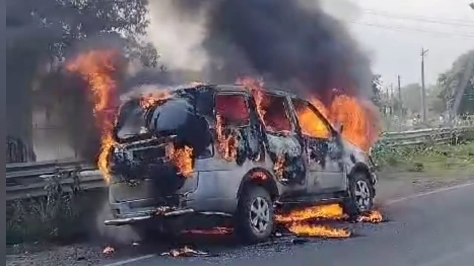 அரியலூர் அருகே காரில் திடீர் தீ….. உரிமையாளர் உயிர் தப்பினார்