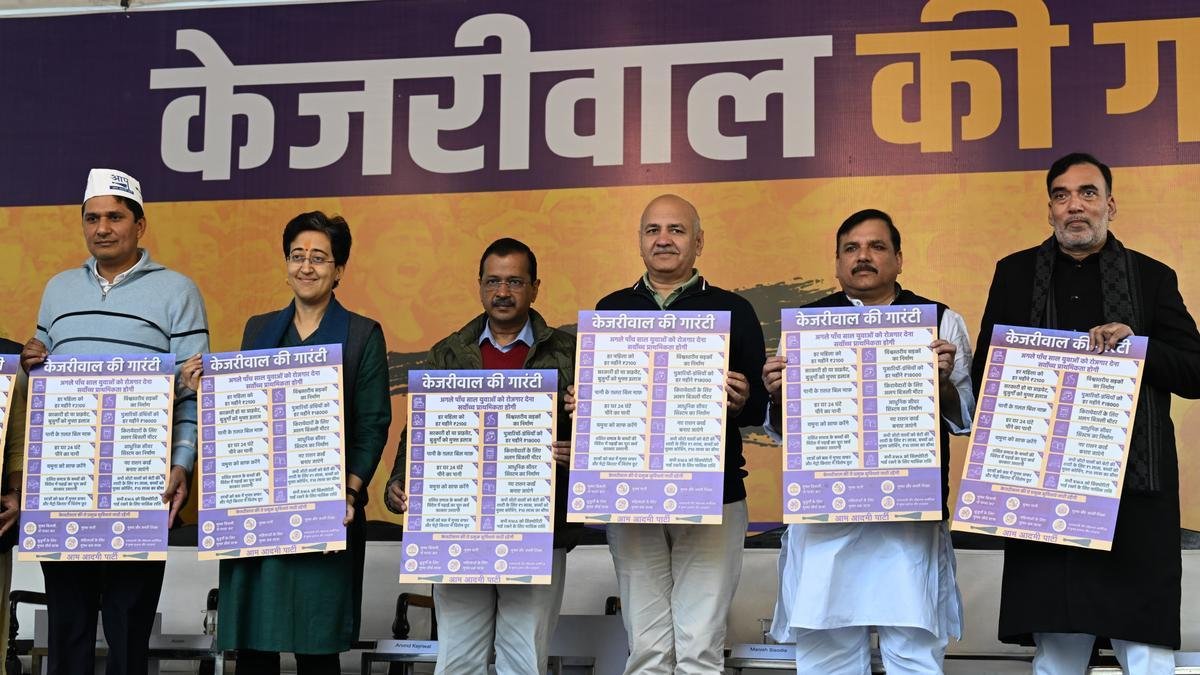 மாதந்தோறும் பெண்களுக்கு ரூ.2100- டில்லி ஆம் ஆத்மி வாக்குறுதி