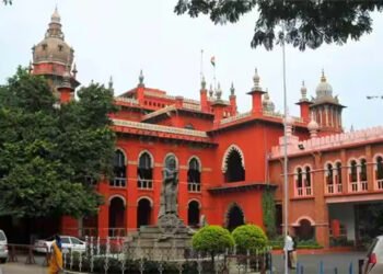 மாணவர்களின் சஸ்பெண்ட் உத்தரவை ரத்து செய்து ஐகோர்ட் உத்தரவு