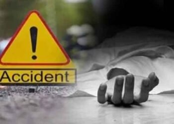 வேன்-கார் நேருக்கு நேர் மோதல்…சுற்றுலா பயணிகள் 2 பேர் பலி…