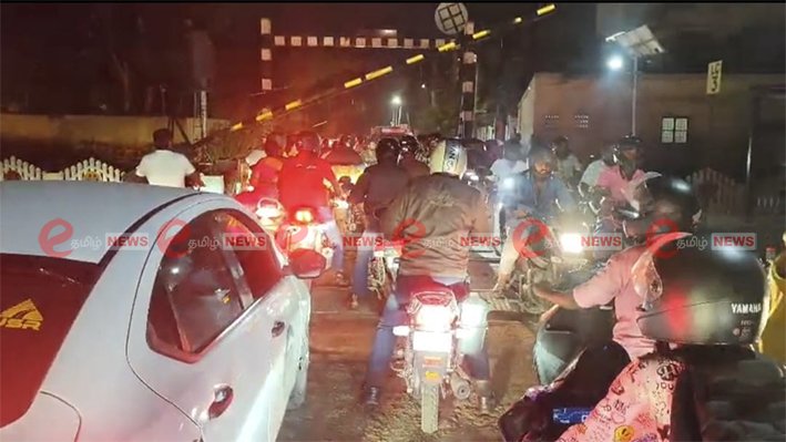 ரயில்வே கேட் கீழே விழுந்ததால் பரபரப்பு.. தப்பிய வாகன ஓட்டிகள்