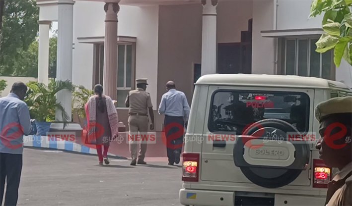 சிபிஐ அலுவலகத்திற்கு கலெக்டர் ஆவணங்களுடன் வருகை