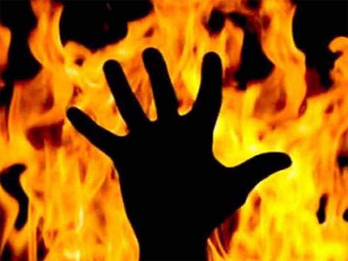 மண்ணெண்ணெய் ஸ்டவ் வெடித்து பெண் பலி.. கணவன்-மகன் காயம்