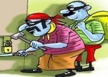 மளிகை கடையை உடைத்து பணம், பொருட்கள் திருட்டு