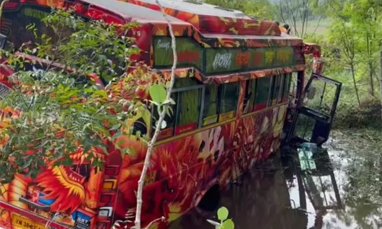 இருசக்கர வாகனம் மீது வேன் மோதல்…ஒருவர் உயிரிழப்பு