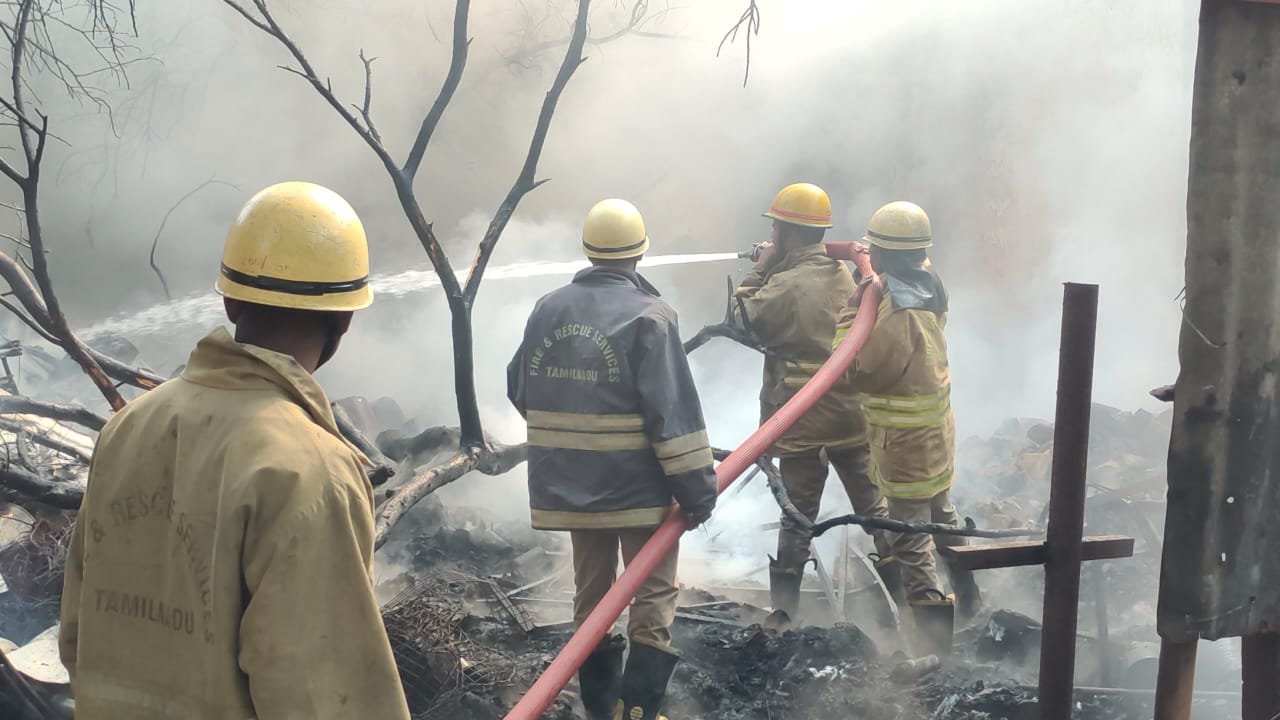 பிளாஸ்டிக் குடோனில் தீ விபத்து..