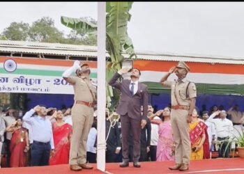 தேசிய கொடியை பறக்கவிட்டு மரியாதை செலுத்திய கோவை கலெக்டர்