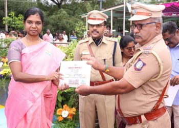 புதுகை- சிறப்பாக பணியாற்றிய காவலர்களுக்கு பாராட்டு சான்றிதழ்