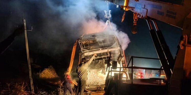 சொகுசு பேருந்து தீப்பற்றி எரிந்து சாம்பல் – 39 பயணிகள் தப்பினர்