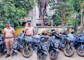 பைக்குகள் திருடிய 2 சிறுவர்கள் உள்பட 3 பேர் கைது