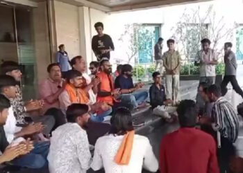 இந்தூர் கல்லூரிக்குள் புகுந்து பஜ்ரங் தளம் ரகளை:காதலர் தின வார கொண்டாட்டத்திற்கு எதிர்ப்பு