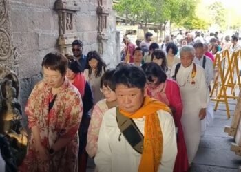 கரூர் பசுபதீஸ்வரர் கோவிலில் ஜப்பான் காரர்கள் 50 பேர் தரிசனம்