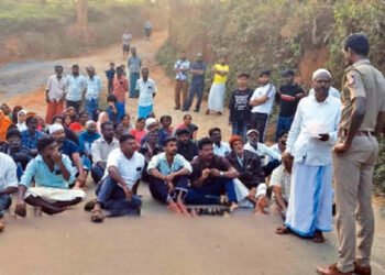 பழுதடைந்த சாலையை சீரமைக்கக் கோரி பொதுமக்கள் போராட்டம்