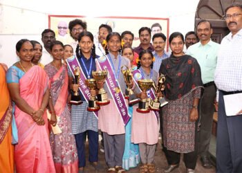 கலெக்டரிடம் கலையரசிபட்டத்தை காண்பித்து  வாழ்த்து பெற்ற மாணவிகள்