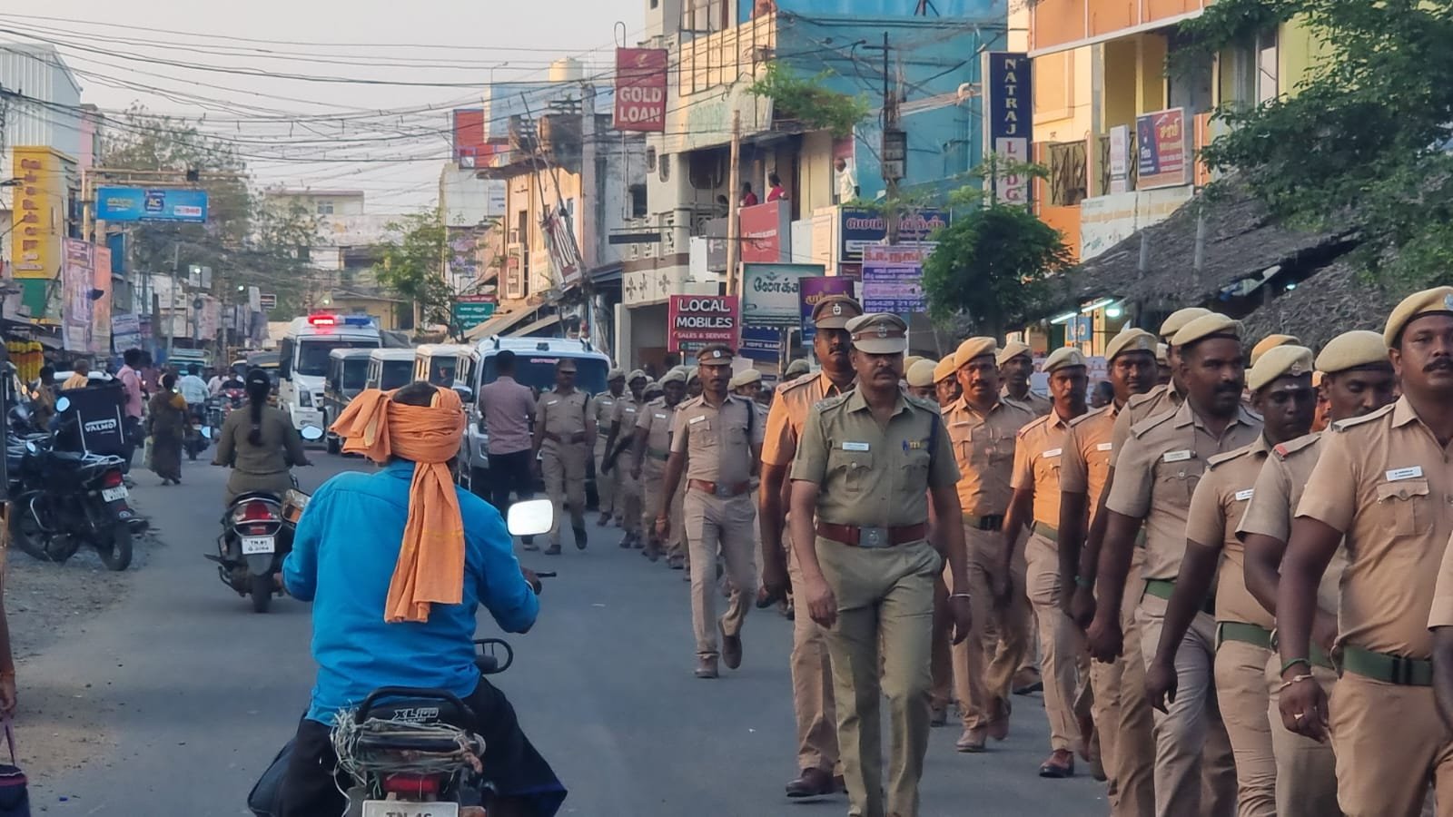 அரியலூர்…தேர்தலை முன்னிட்டு காவல்துறையினரின் கொடி அணிவகுப்பு