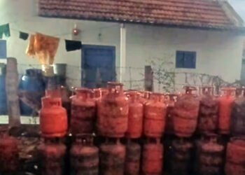 திருப்பூரில் பரபரப்பு: அனுமதியின்றி பதுக்கப்பட்ட 123 காஸ் சிலிண்டர்கள் பறிமுதல்