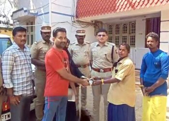 குப்பையில் கிடந்த 15 சவரன் நகை – மீட்டுத் தந்த பெண் தூய்மைப் பணியாளர்