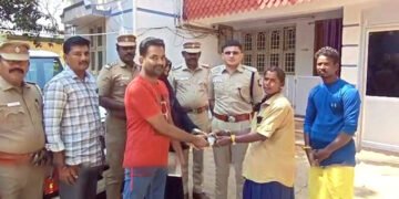 குப்பையில் கிடந்த 15 சவரன் நகை – மீட்டுத் தந்த பெண் தூய்மைப் பணியாளர்