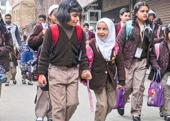 காஷ்மீரில் இயல்பு நிலை: ஒரு வாரத்திற்கு பின் பள்ளிகள்  திறப்பு