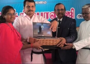 கரூரில் கல்லூரி மாணவ மாணவிகளுக்கு லேப்டாப் வழங்கிய VSB