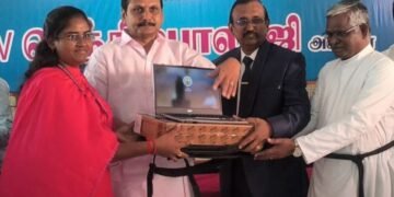 கரூரில் கல்லூரி மாணவ மாணவிகளுக்கு லேப்டாப் வழங்கிய VSB