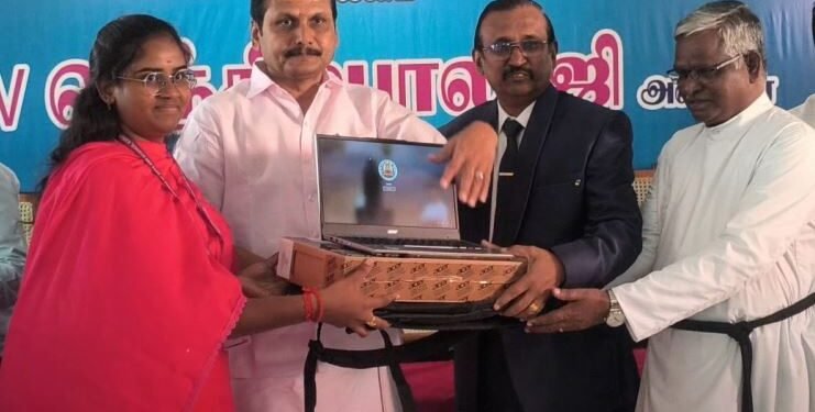 கரூரில் கல்லூரி மாணவ மாணவிகளுக்கு லேப்டாப் வழங்கிய VSB