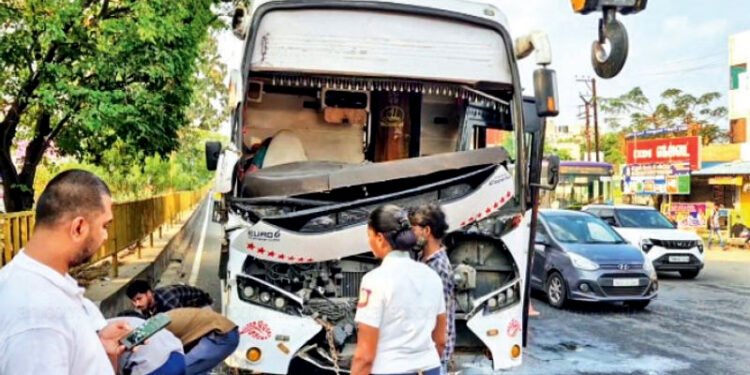 சிங்கப்பெருமாள்கோயில் அருகே 3 வாகனங்கள் மீது டிப்பர் லாரி மோதிவிபத்து: 10 பேர் காயம்