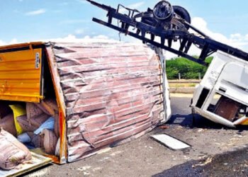 ரேஷன் அரிசி கடத்திய வாகனம் கவிழ்ந்து விபத்து – 2.5 டன் அரிசி பறிமுதல்