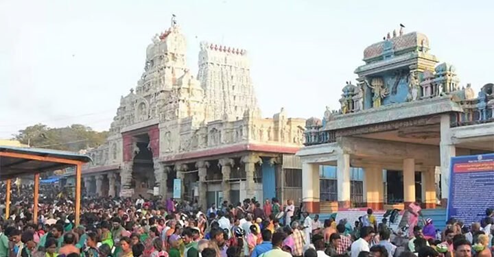 திருச்செந்தூர் கோவிலில் பாதுகாப்பு ஊழியர்கள் பிறந்தநாள் கொண்டாட்டம்: ரூ.1 லட்சம் அபராதம்