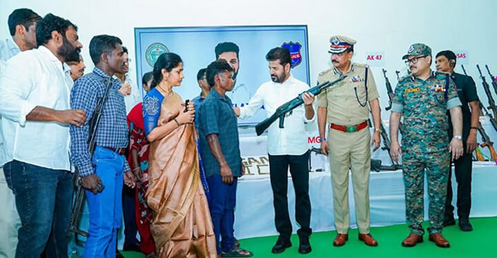 தெலுங்கானா: முதல்வர் முன்னிலையில் 130 மாவோயிஸ்டுகள் சரண்