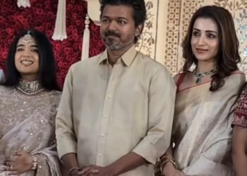 ஒரே காரில், ஒரே நிறத்தில் உடையணிந்து ஜோடியாக வந்த விஜய்- த்ரிஷா