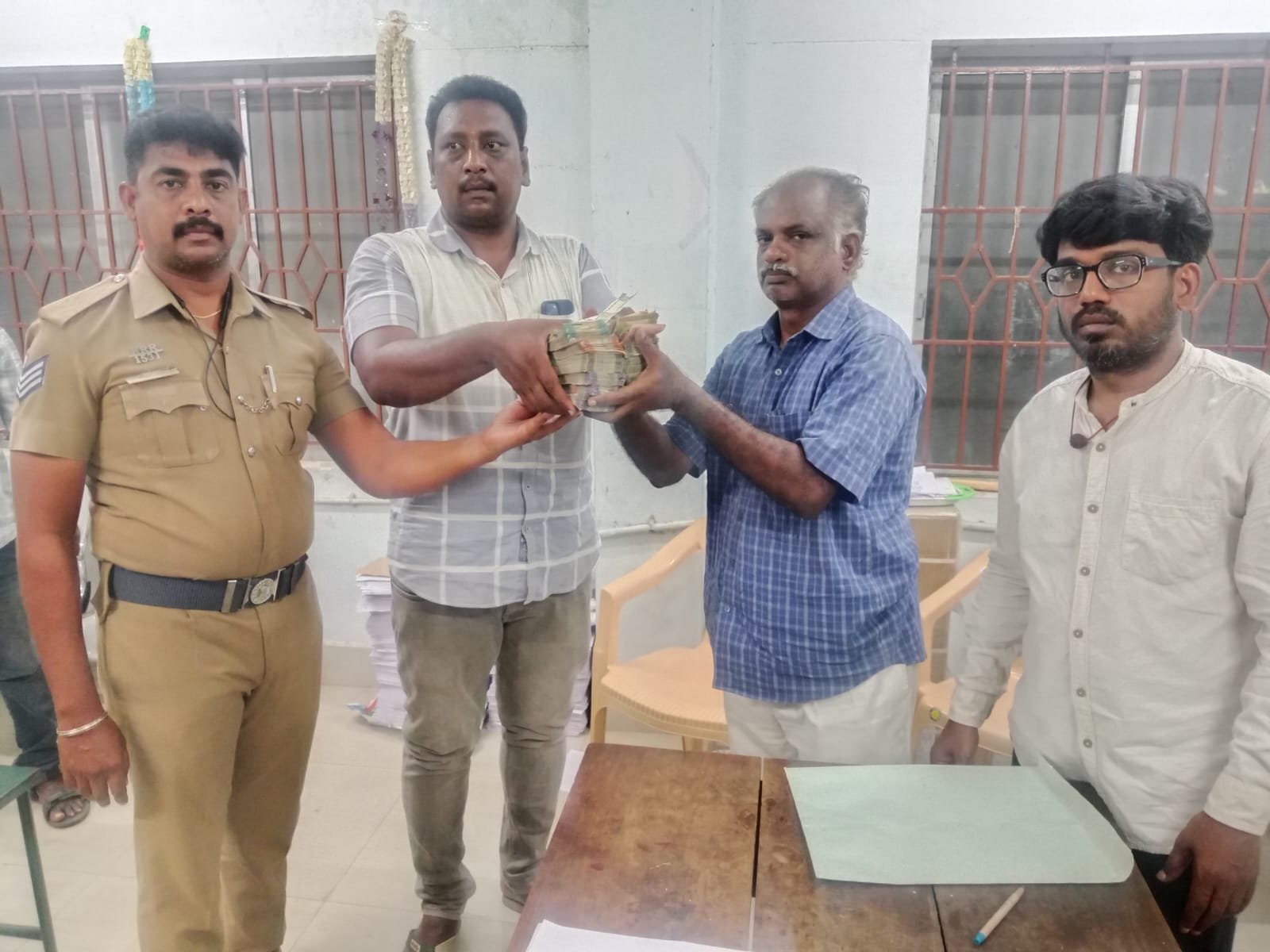 கரூரில் வாகன சோதனையில் 11,40,035 ரூபாய் பணம் பறிமுதல்.