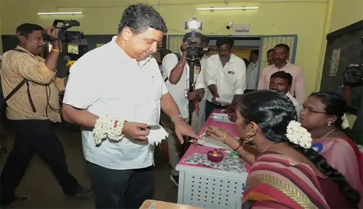 கையில் மல்லிகை பூவை சுற்றியபடி  பிடிஆர் பழனிவேல் தியாகராஜன் வாக்களிப்பு