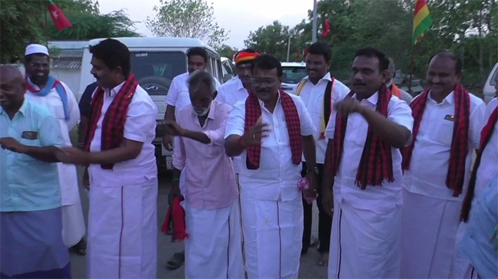 அரவக்குறிச்சி திமுக வேட்பாளர் தேவராட்டம் ஆடி வாக்காளரிடம் வாக்கு சேகரிப்பு