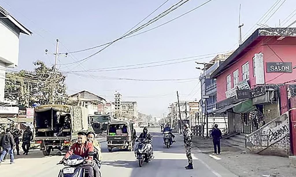 மணிப்பூரில் பயங்கரம்: தீவிரவாதிகள் நடத்திய தாக்குதலில் ஓய்வுபெற்ற ராணுவ வீரர் உட்பட இருவர் பலி