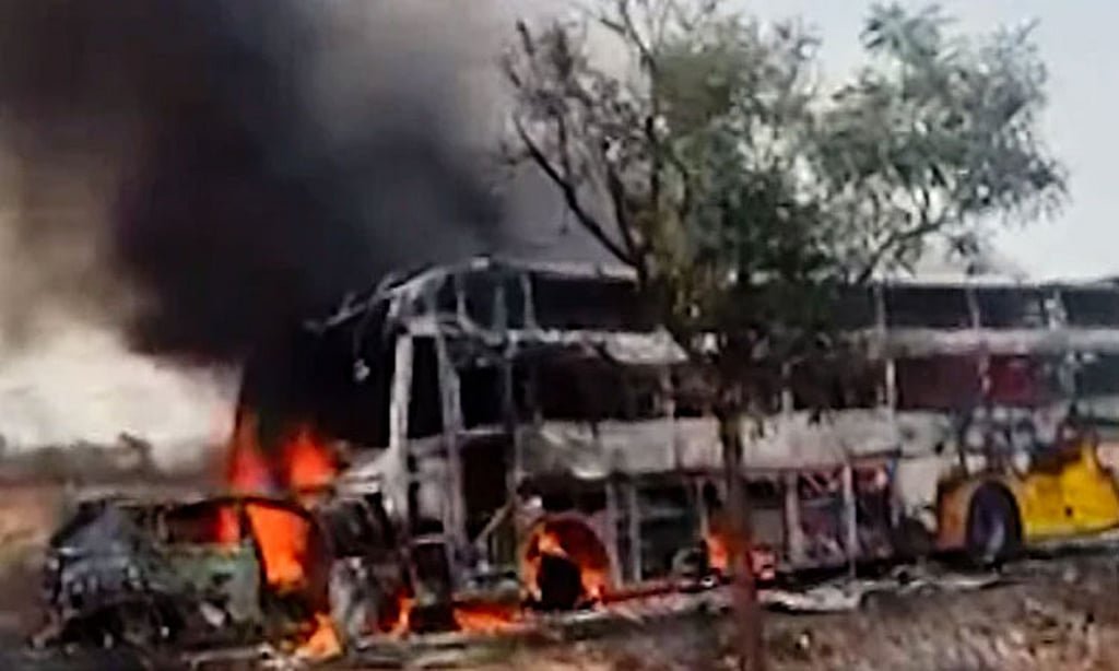 கார் – பேருந்து மோதி தீப்பிடித்ததில் ஒரே குடும்பத்தை சேர்ந்த 9 பேர் பலி