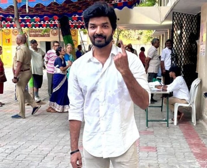 ஓட்டு போட்ட சினிமா பிரபலங்கள்