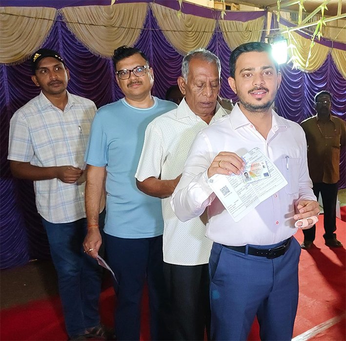 கோவை கலெக்டர் மனைவியுடன் வாக்களிப்பு